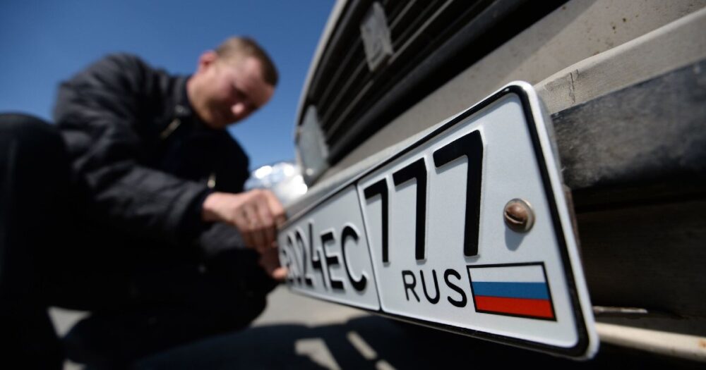 Российский флаг предложили сделать обязательным на автомобильных номерах